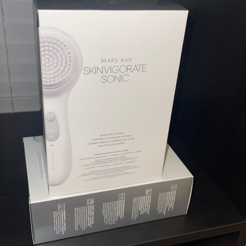 MK Skinvigorate Skin Care System. 1 device, 1 Cleansing Brush Head, 1 USB Cord.